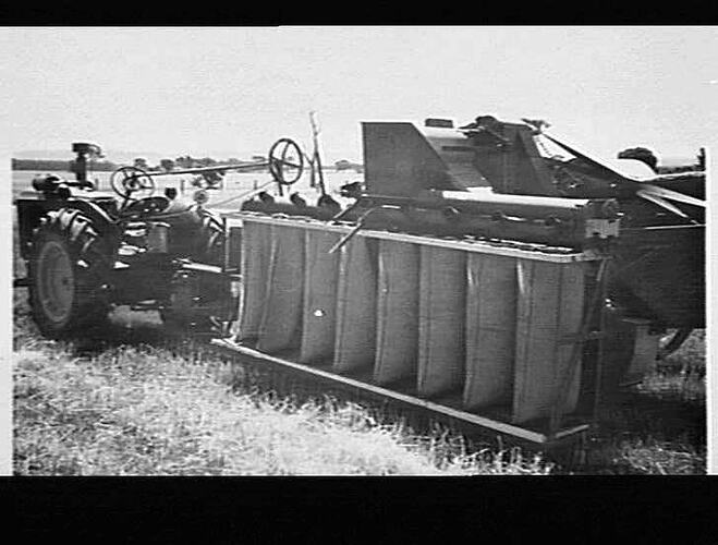 `KING' AUTOMATIC BAGGER FITTED TO NO 6 HEADER: DEC 1949