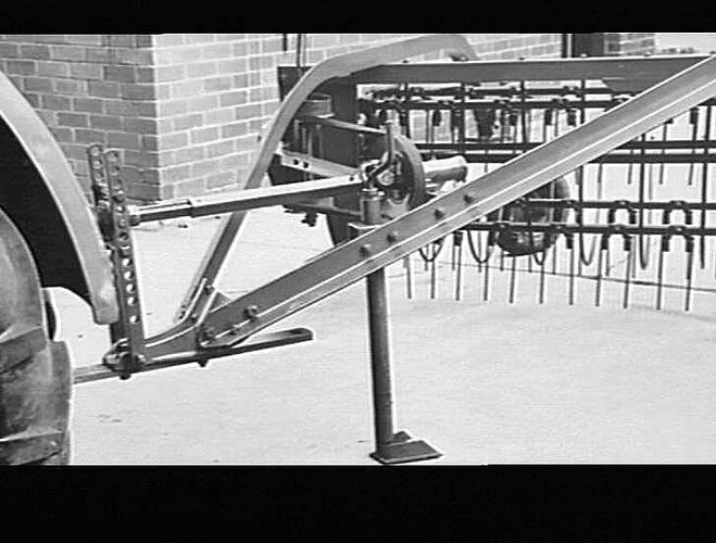 EXP. P.T.O. SIDE DELIVERY RAKE: OCT 1952