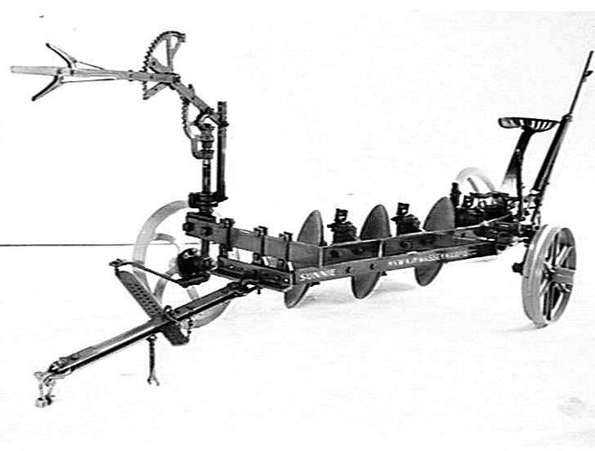 2 FUR. SUNNIE WITH TRACTOR LEVER & Q'LD TYPE WHEELS. AUG 1941