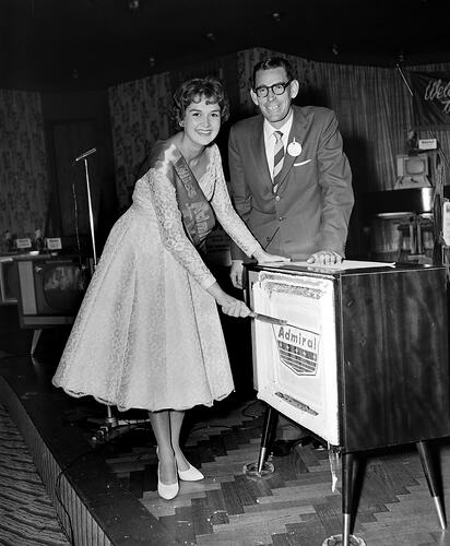 Admiral Electronics, Miss Admiral Cutting a Cake, Chevron Hotel, Melbourne, 08 Jun 1959