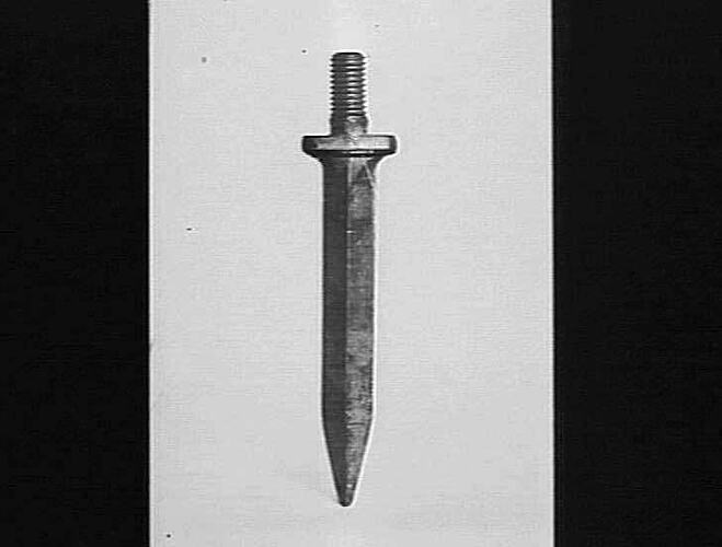 NEW POINT FOR DIAMOND HARROWS: FEB 1929