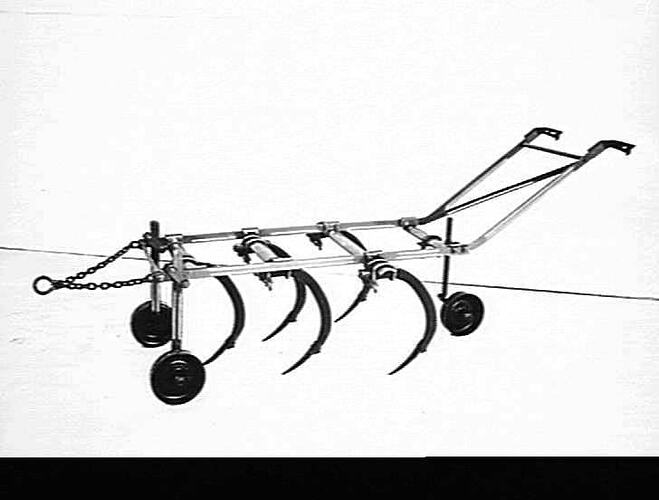 `SUNJUNIOR' FITTED WITH REAR SWIVEL WHEEL: NOV 1931