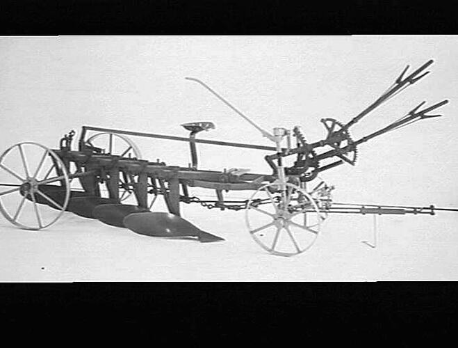 5 FUR SUNRISE WITH TRACTOR LEVERS. OCT 1940