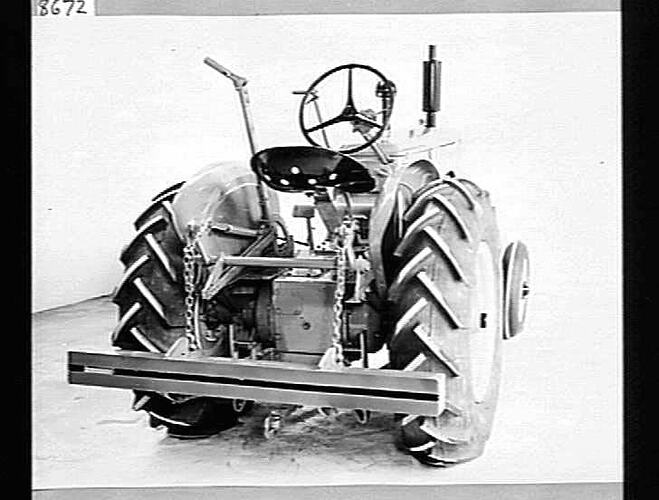 SUNHANDLIFT 81 TRACTOR. JUNE 1942
