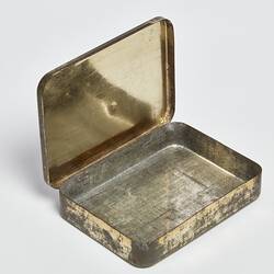 Open rectangular maroon tobacco tin with brown racehorse head facing left. Text above and below.