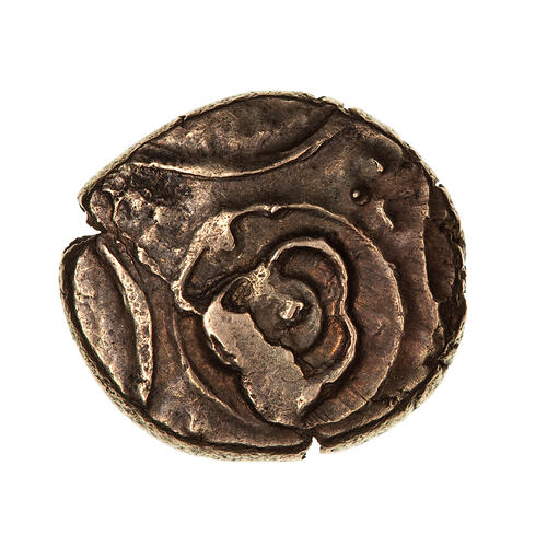 Coin, round, voided cross formed by curved lines; at centre, ring enclosing three crescents around a ring.