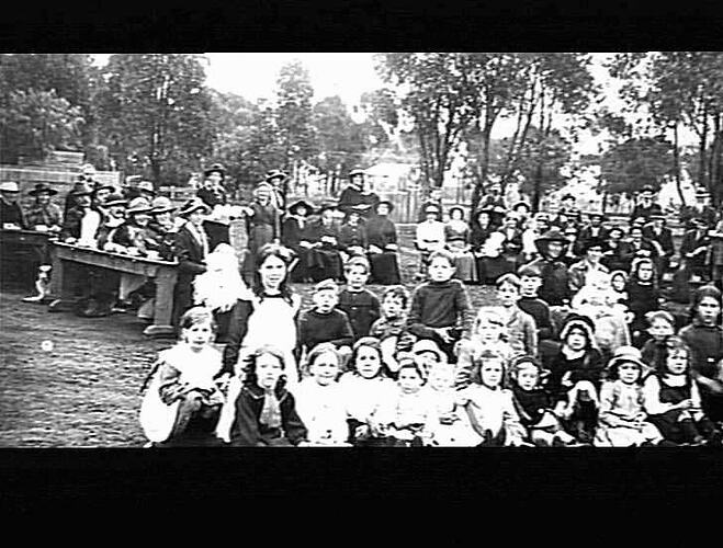 MERRIGUM - PICNIC - LARGE GROUP