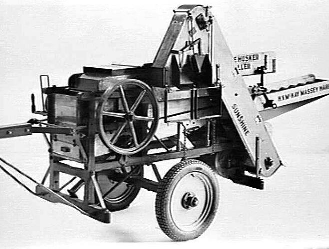 MAIZE HUSKER W/- POLE: 26 NOV 1946