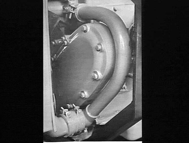 WATER CONNECTION FROM RADIATOR TO WATER PUMP AUSTIN ENGINE 2200CC