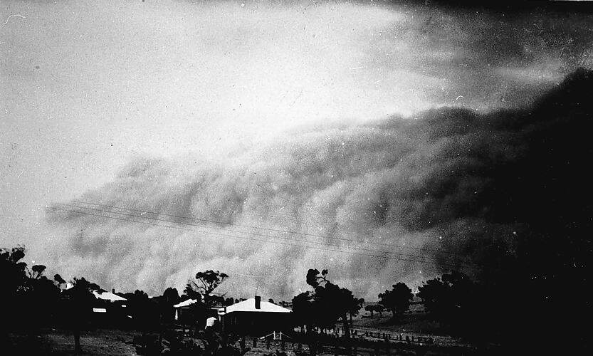 [A dust storm rolling over Ouyen, 1928.]