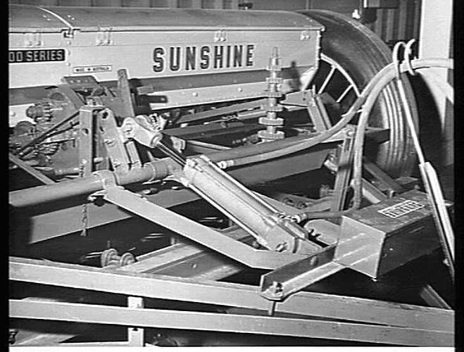 REMOTE CYLINDER FITTED TO `SUNTYNE': OCT 1954