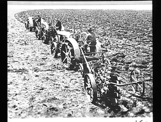 `SUNRISE' S.J.M.B. PLOW ON ESLER BROS' FARM, PITTSWORTH, QLD. SEPT 1929