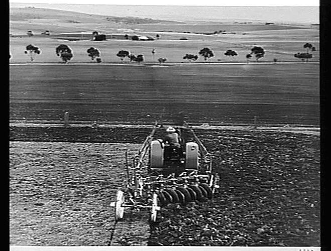 10 DISC `SUNDERCUT' & M-H TRACTOR AT ROCKBANK