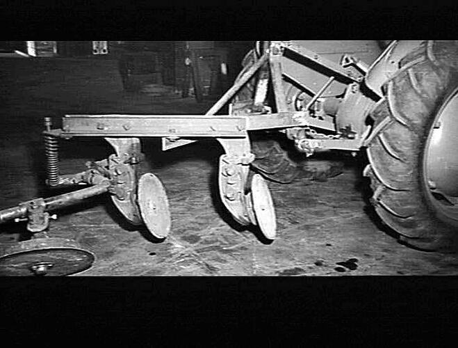 DIRECT ATTACHED 2 FUR DISC PLOUGH FOR 3 POINT LINKAGE: AUG 1953