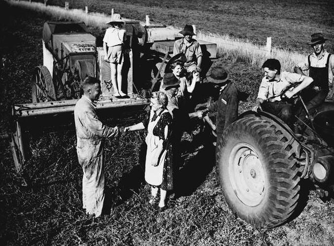 THE SUNSHINE HEADER SATISFACTORILY STARTED AND THE EXPERTS SAY GOODBYE TO THE FARMER AND HIS FAMILY. A SCENE ON THE FARM OF MR. J. HENDERSON, THE SISTERS, TERANG, VIC.: JAN 1946