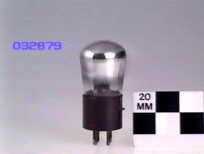 Small valve with prongs.