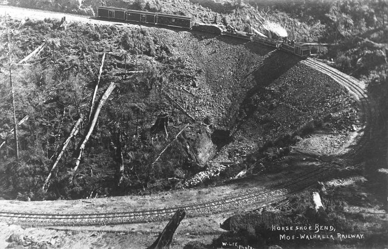 [A horse-shoe bend on the Moe to Walhalla rail line, about 1910.]