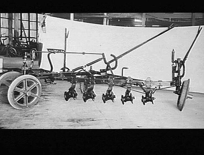 `SUNCLEAVE' WITH TRACTOR LEVERS: MARCH 1927