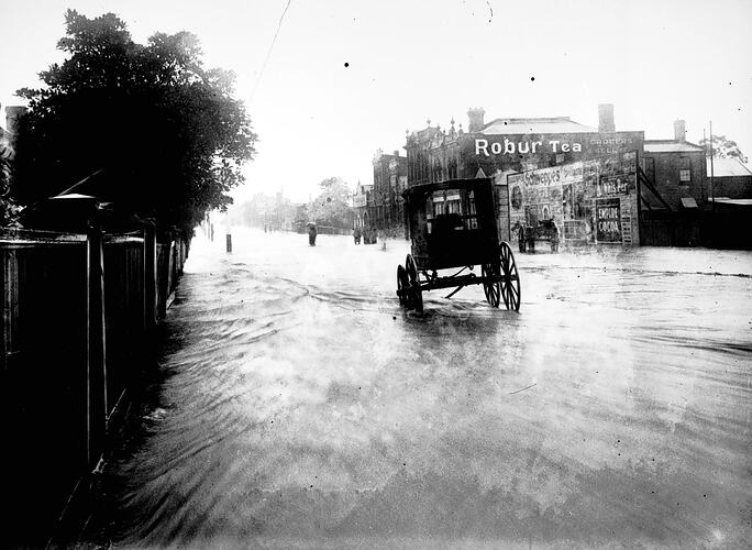 [Floodwaters in Burwood Road, Hawthorn, 1910.]