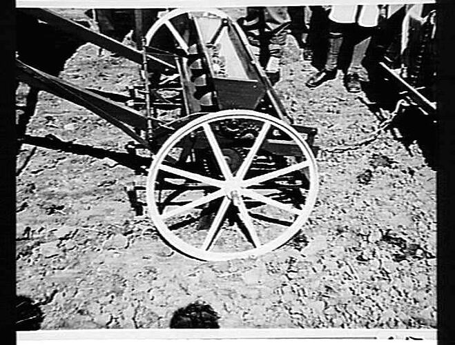 125/4. 185/4. BEET DRILL 4 ROWS. BRUSHFEED HANDLES AT REAR FOR MAN TO ? M/C. WEIGHTS ON RODS CONTROL DEPTH OF HOES. 4 522.