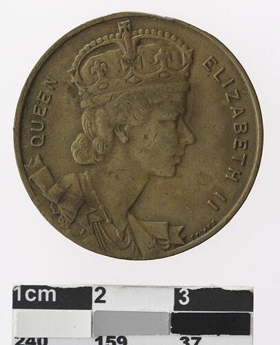 Round medal with profile of a crowned woman, text surrounding.
