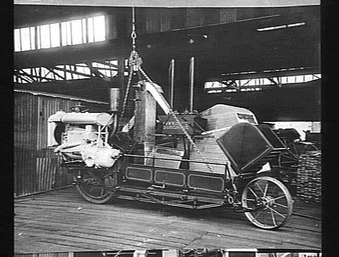METHOD OF SLINGING 12 FT. AUTO HEADER FOR LOADING: NOV. 1925
