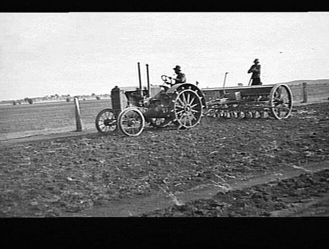 26/41 TRACTOR & 20-ROW `SUNTYNE': MR. SCHILLING, WYALONG, N.S.W.: 13/5/37