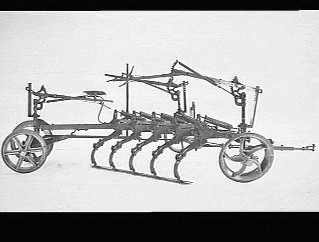 `SUNDERCUT' FITTED WITH WEEDER BLADE: MAY 1940