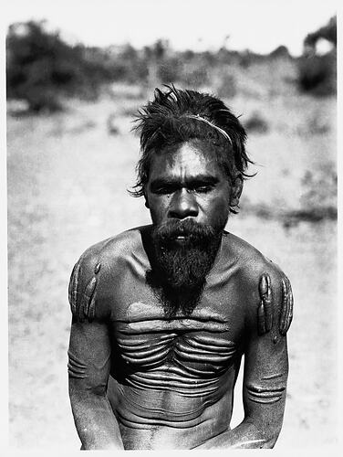 Man of Tjingilli tribe, with well-marked cicatrices, 1901