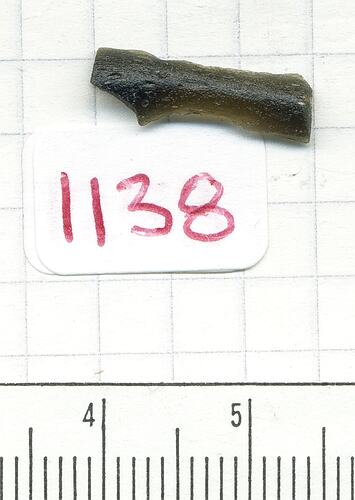 Flange-shaped tektite.