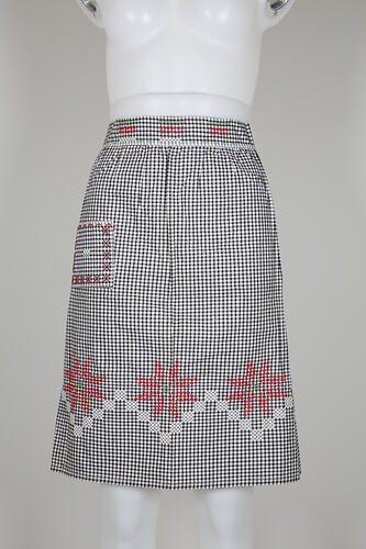 Front view of black and whit gingham apron on mannequin.