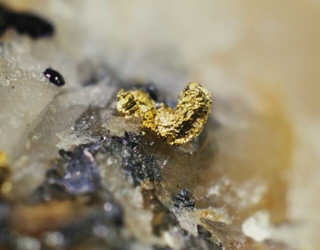Gold crystal, close-up.