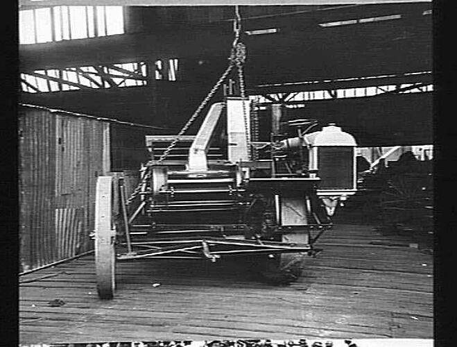 METHOD OF SLINGING 12 FT AUTO HEADER FOR LOADING, NOV. 1925