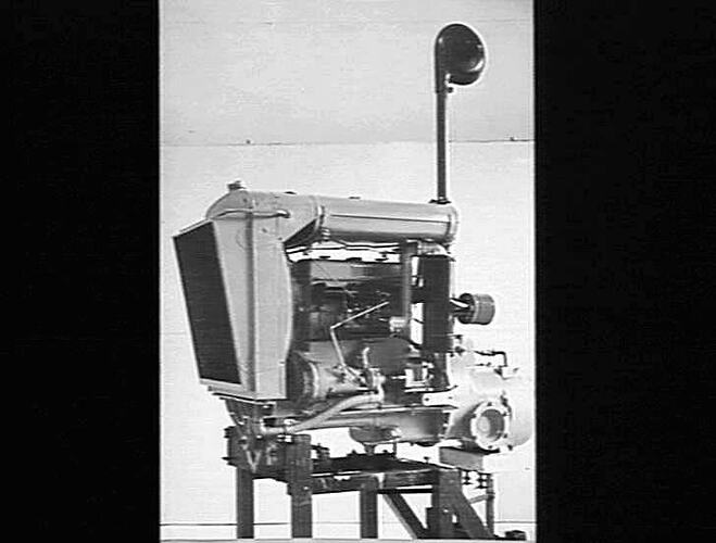 `WISCONSIN' ENGINE USED ON AUTO HEADER: JULY 1934