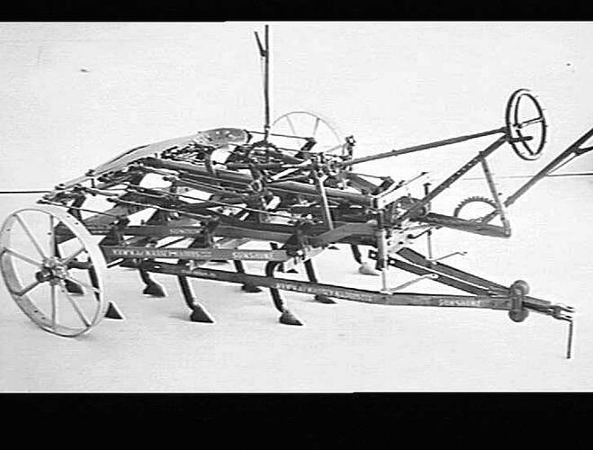 `SUNDUKE' WITH SCREW & TRACTOR HITCH: OCT 1939