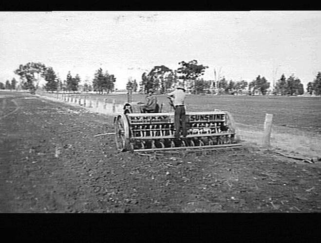 26/41 TRACTOR & 20-ROW `SUNTYNE': MR. SCHILLING, WYALONG, N.S.W.: 13/5/37