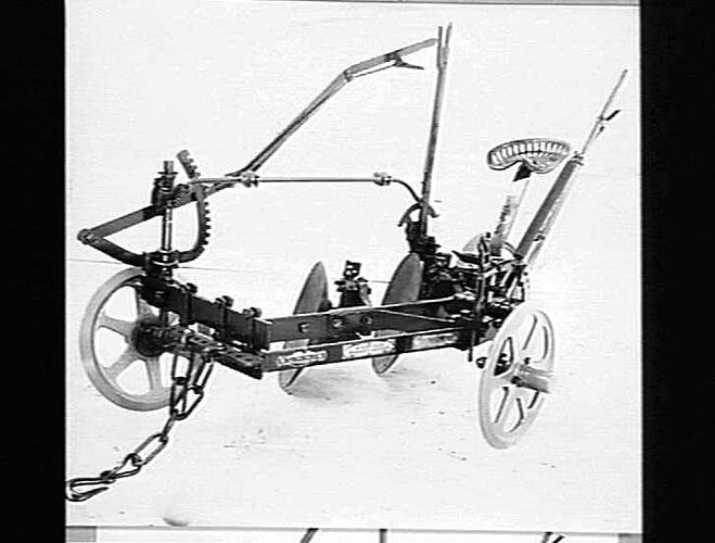 2-FURROW `SUNNIE' DISC PLOUGH: 1933 - OLD STYLE LEVERS