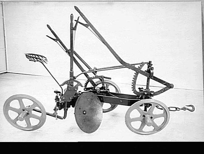 SINGLE-FUR. `SUNNIE' Q'LAND TYPE W/- S.355 WHEELS: TAKEN AUG 1932