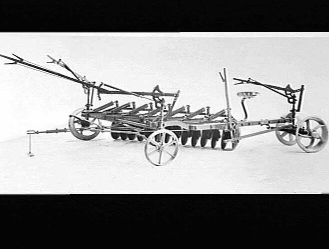 NO. 9 SUNDERCUT 14 DISC, TRACTOR LEVERS. OCT 1945