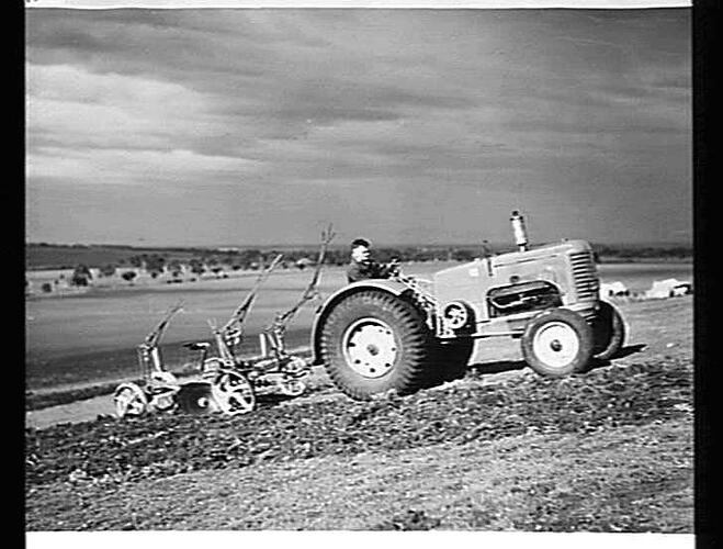 `201' TRACTOR & 10 DISC `SUNDERCUT' TAKEN AT DIGGERS REST: MAY 1041