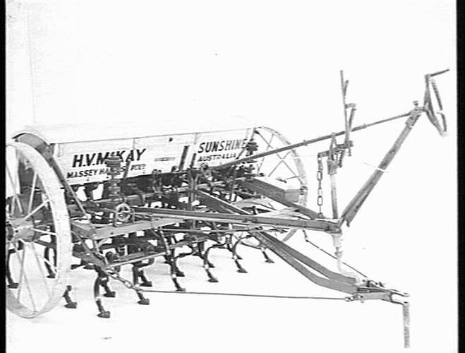 12 ROW `SUNTYNE' WITH LARGE BOX WITH SCREWLIFT, TRACTOR HITCH AND FRONT TRACTOR LIFT LEVER (ENGLISH TYPE) (NEAR SIDE FRONT): OCT 1941
