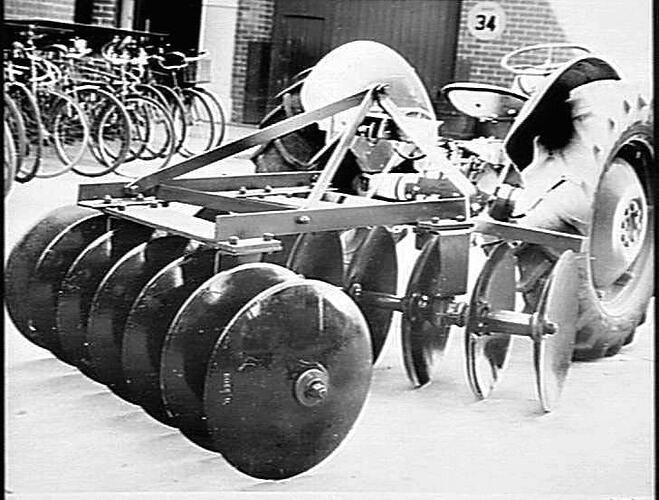`SUNMAJOR' 3-POINT OFFSET DISC HARROW - 14 DISC: APR 1955
