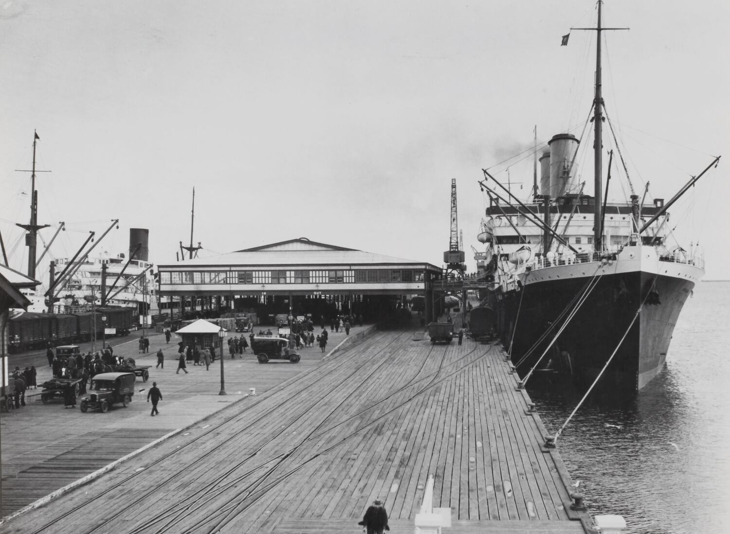 photograph-passenger-ship-station-pier-port-melbourne-victoria