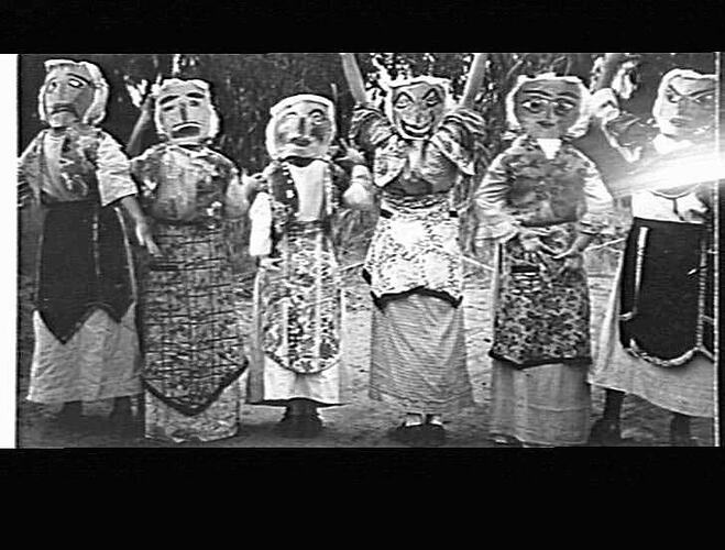 MERRIGUM - CONCERT GROUP - CHILDREN DRESSED AS