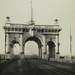 Photograph - Federation Celebrations, 'The City Arch on Princes-Bridge', Melbourne, 1901