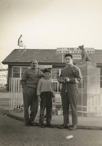 Zoltan, Stephen & Peter Schmideg, Tuckerbox Dog Monument, Gundagai, New South Wales, circa 1962