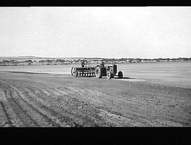 26/41 TRACTOR & 20 COMBINE (NOT `SUNTYNE'): HAMDORY BROS., BUTE, S.A.: 3/8/37
