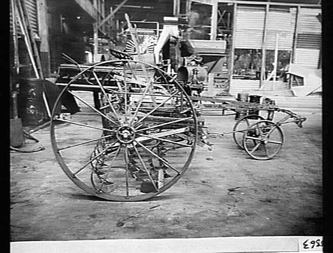 BROKEN FLOAT ON S.C. CULTIVATOR OPPOSITE POSITION.