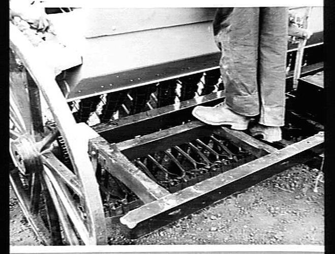 128/4. 188/4. SMYTH GRASS SEED DRILL FRONT FRAME. 4 522.