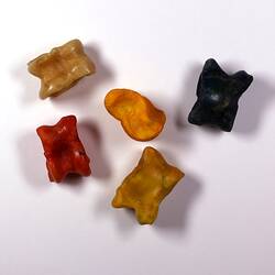 5 coloured knucklebones.